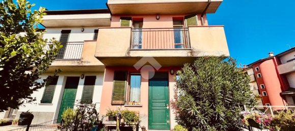 2 bedrooms Villa in Fornovo San Giovanni, Italy No. 359984 2