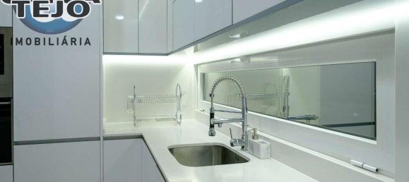 4 bedrooms Villa in Almada, Portugal No. 13985 3