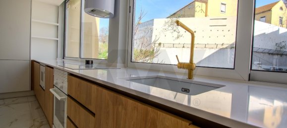 3 bedrooms Apartment in Lisbon, Portugal No. 99630 10