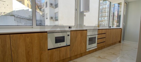 3 bedrooms Apartment in Lisbon, Portugal No. 99630 13