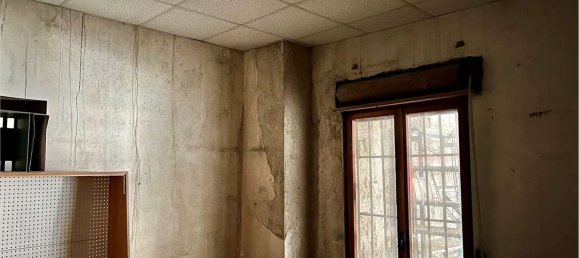 220m² Commercial property in Castrovillari, Italy No. 80050 11