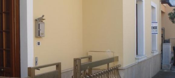 Дом с 3 комнатами в Racale, Италия № 235102 2