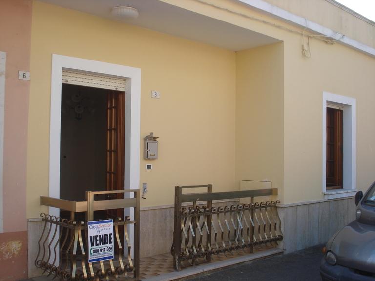 Дом с 3 комнатами в Racale, Италия № 235102