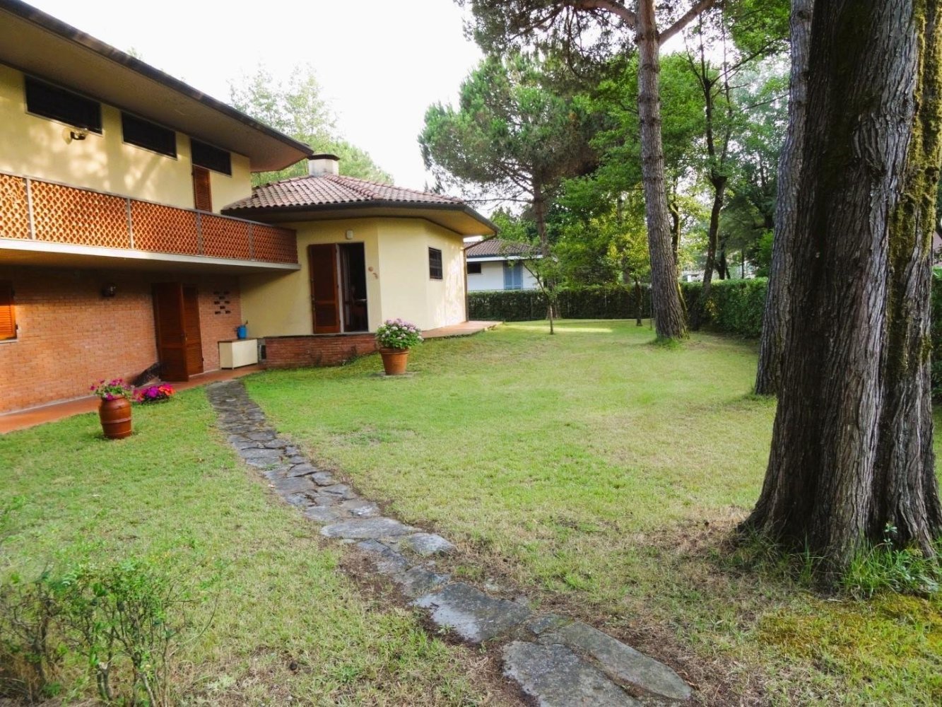 5 bedrooms Villa in Massa, Italy No. 128294