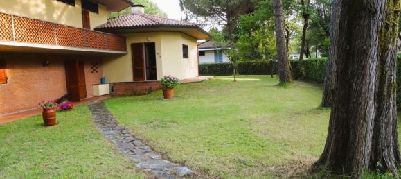 5 bedrooms Villa in Massa, Italy No. 128294 4