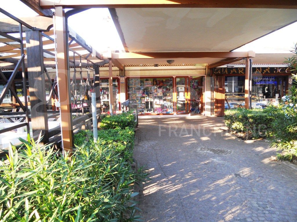 Propiedad comercial de 1 habitación en Sessa Aurunca, Italy No. 34175