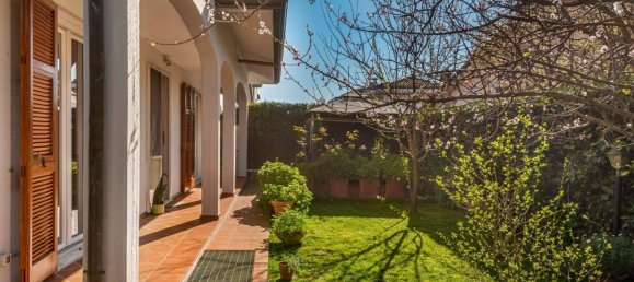 4 bedrooms Villa in Luni, Italy No. 33226 9
