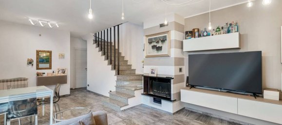 4 bedrooms Villa in Luni, Italy No. 33226 2