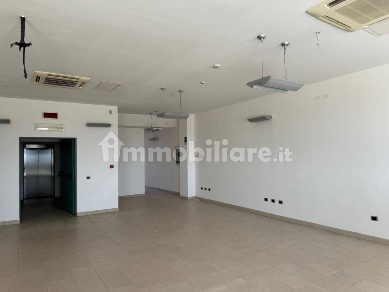 Propiedad comercial de 1 habitación en Cagliari, Italy No. 67797
