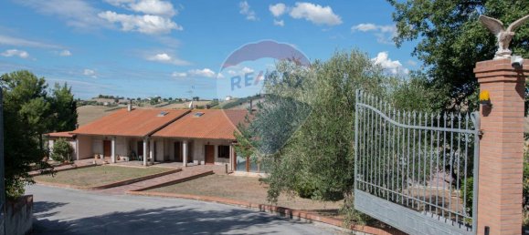 Casa de 20 habitaciónes en San Marcello, Italy No. 7020 37