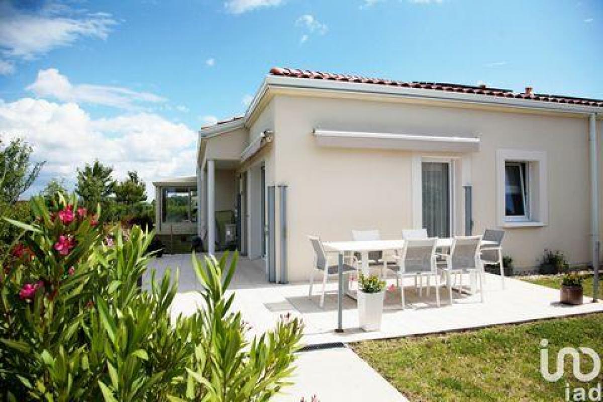 Casa de 3 dormitorios en Royan, France No. 24021