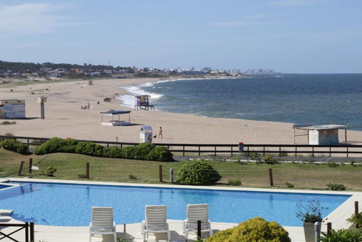 Apartamento de 3 dormitorios en Maldonado, Uruguay No. 2985