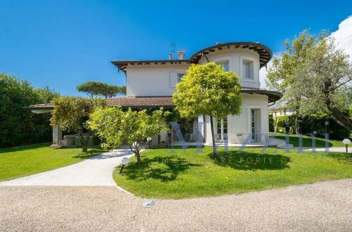 5 bedrooms Villa in Forte dei Marmi, Italy No. 264813