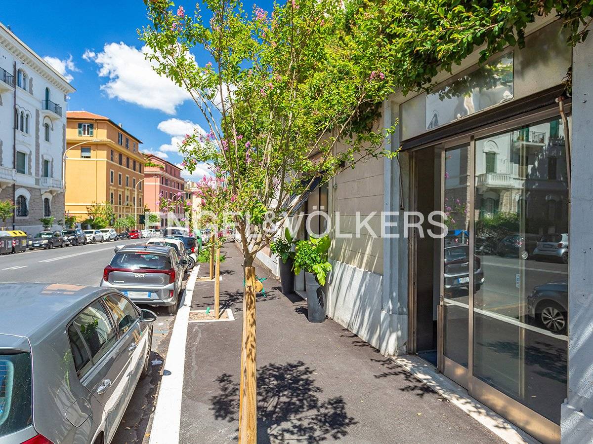 3 rooms Commercial property in Rome, Italy No. 284876