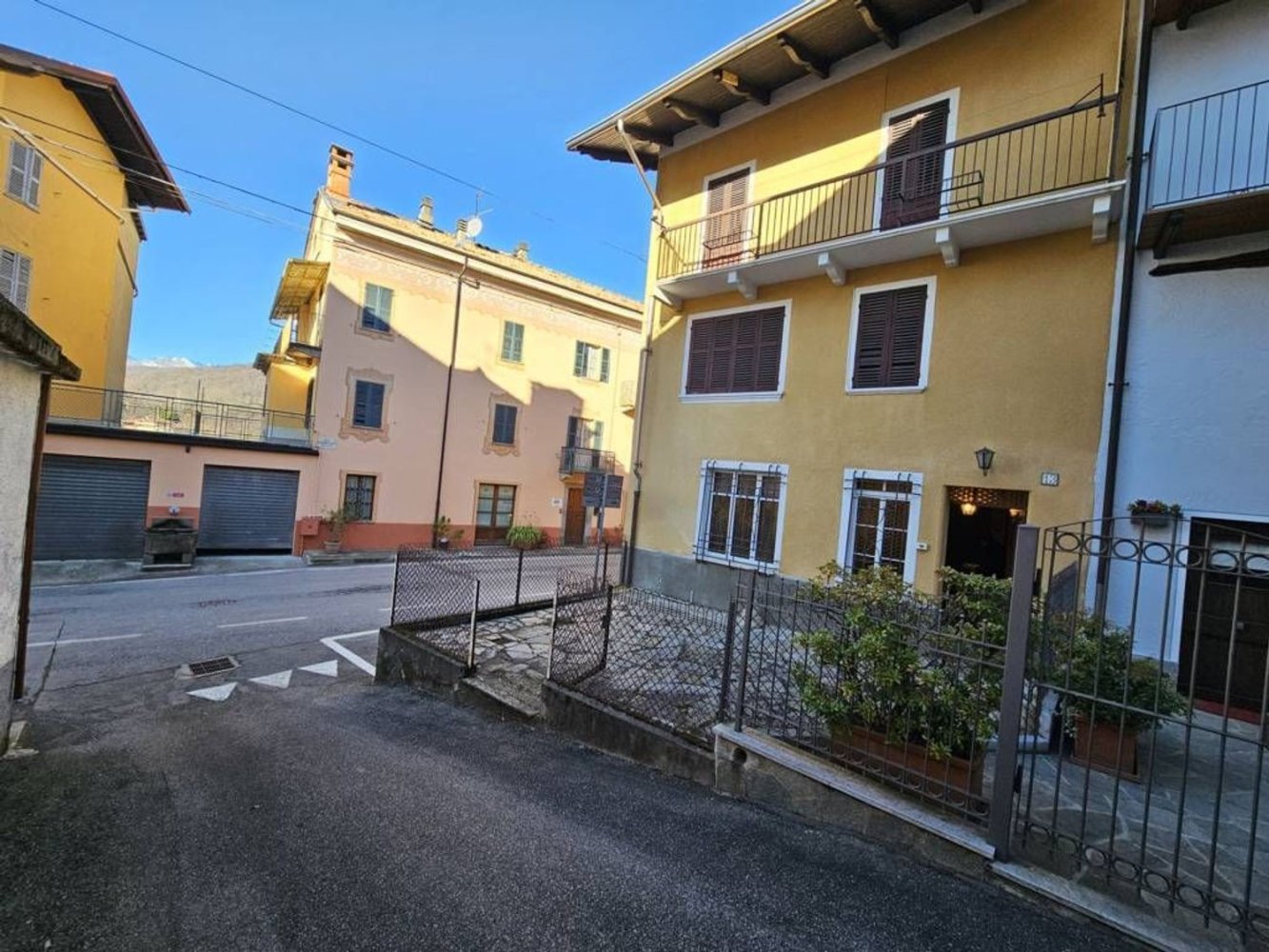 Дом с 7 комнатами в Камандона, Италия № 211920