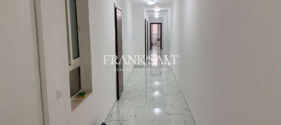 3 bedrooms Apartment in Victoria, Malta No. 572 4