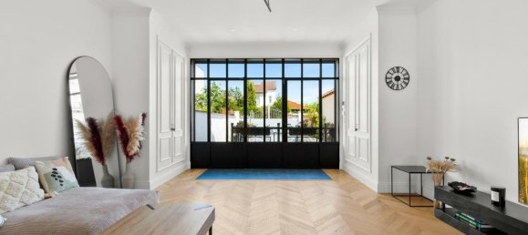 Casa de 4 dormitorios en Colombes, France No. 297041 2