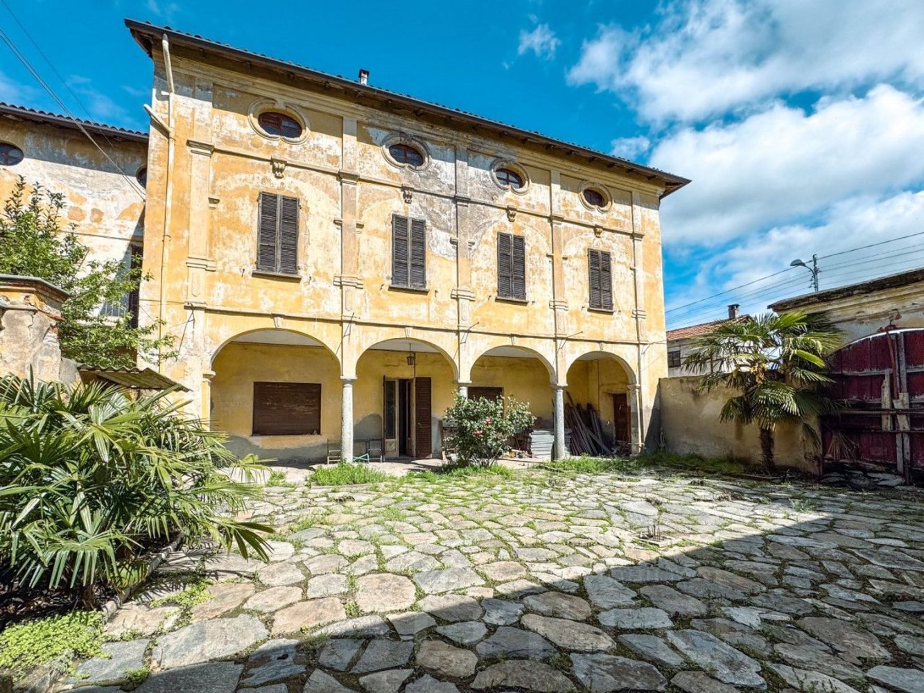 800m² Building in Momo, Italy No. 384515