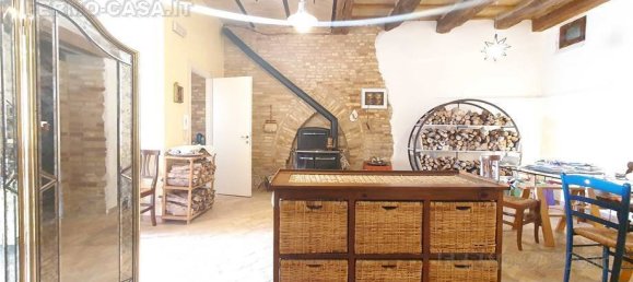 5 bedrooms Villa in Montegranaro, Italy No. 129601 3