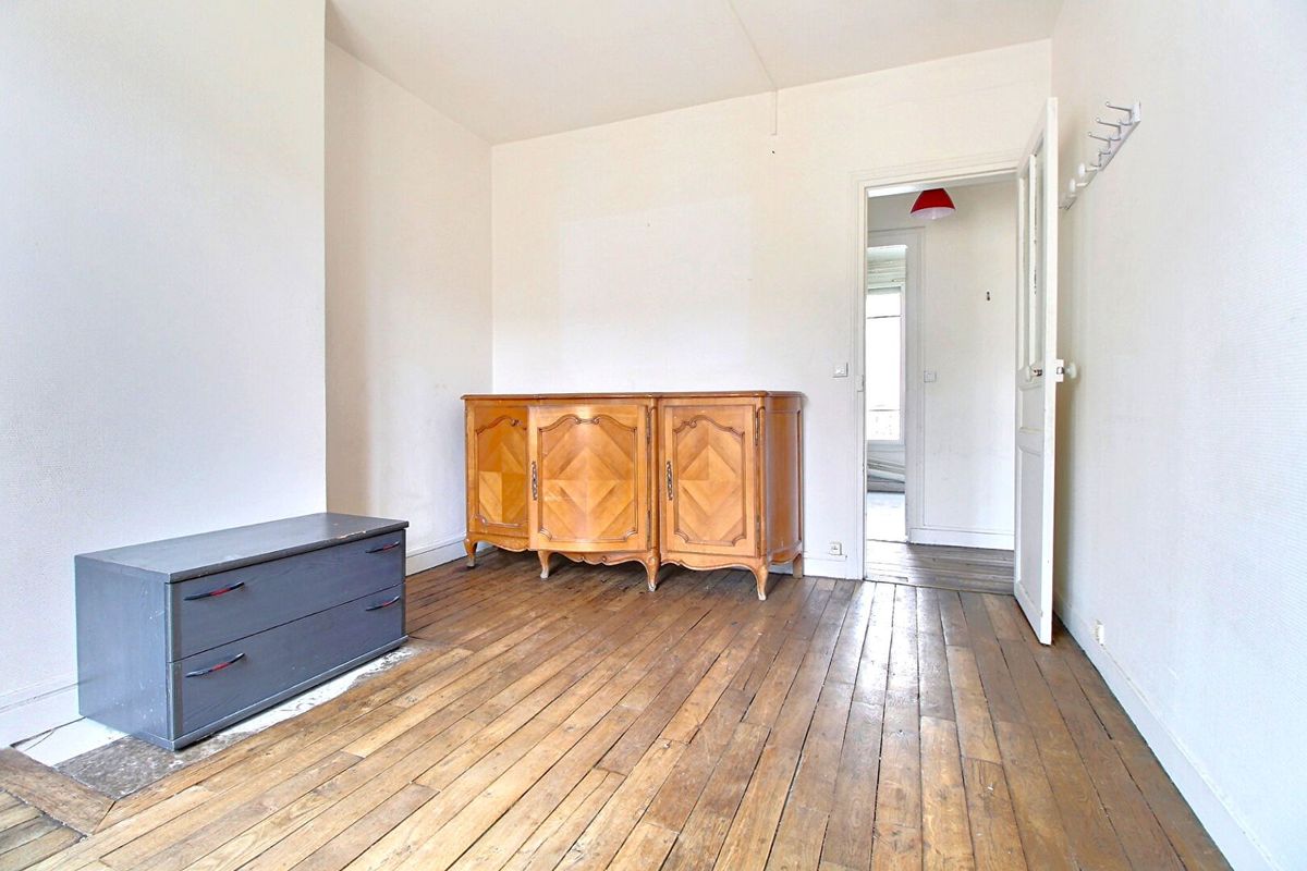 2 bedrooms Apartment in Clichy, France No. 182208