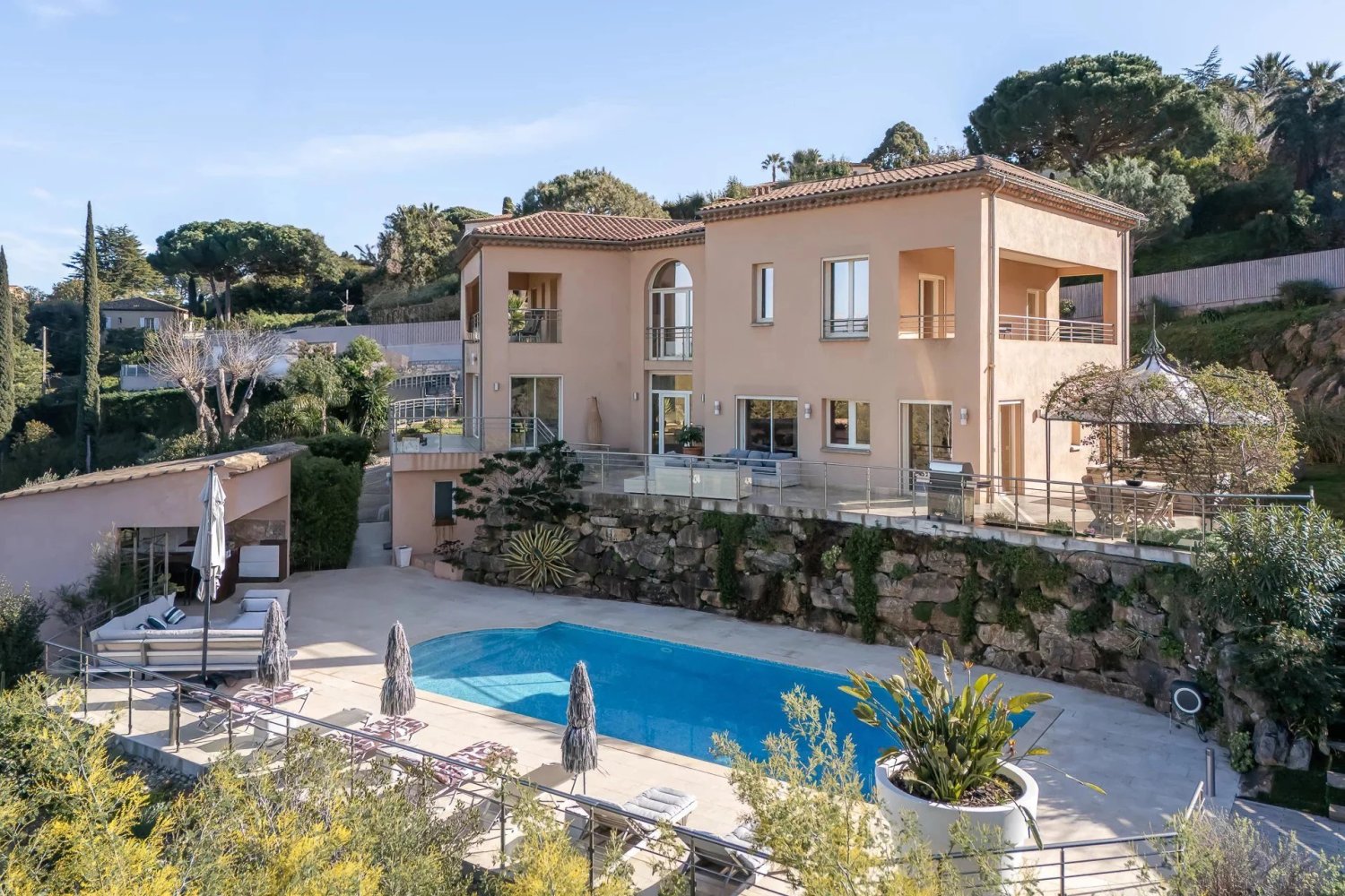 5 bedrooms Villa in Cannes, France No. 38274