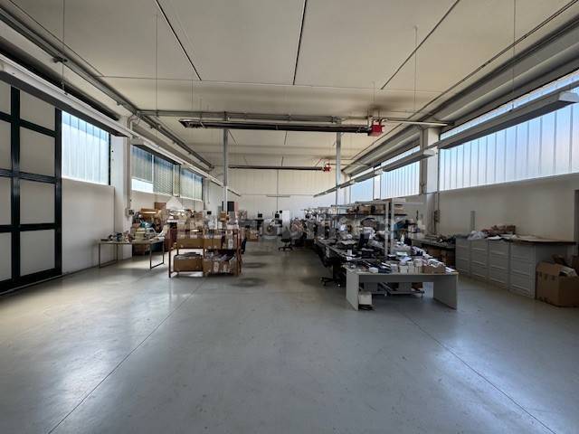 Lagerhaus in Vigevano, Italy 760m², Nr. 327332