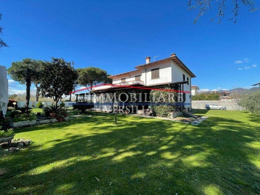 6 bedrooms Villa in Carrara, Italy No. 215073