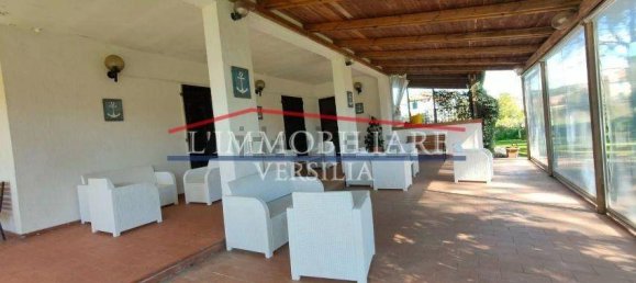 6 bedrooms Villa in Carrara, Italy No. 215073 4