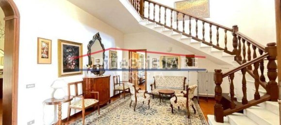 6 bedrooms Villa in Carrara, Italy No. 215073 6