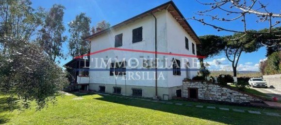 6 bedrooms Villa in Carrara, Italy No. 215073 2