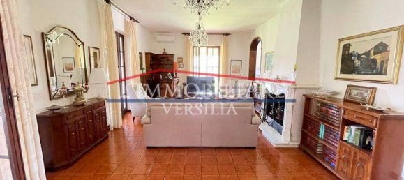 6 bedrooms Villa in Carrara, Italy No. 215073 8