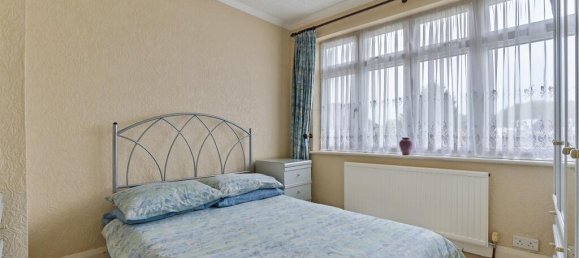 3 bedrooms House in Hanworth, United Kingdom No. 9796 3