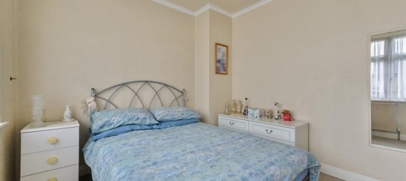 3 bedrooms House in Hanworth, United Kingdom No. 9796 9