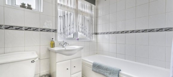 3 bedrooms House in Hanworth, United Kingdom No. 9796 11