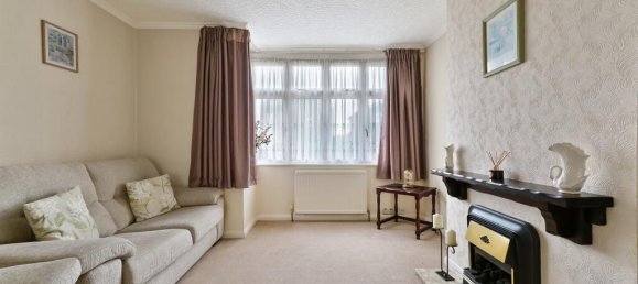 3 bedrooms House in Hanworth, United Kingdom No. 9796 6