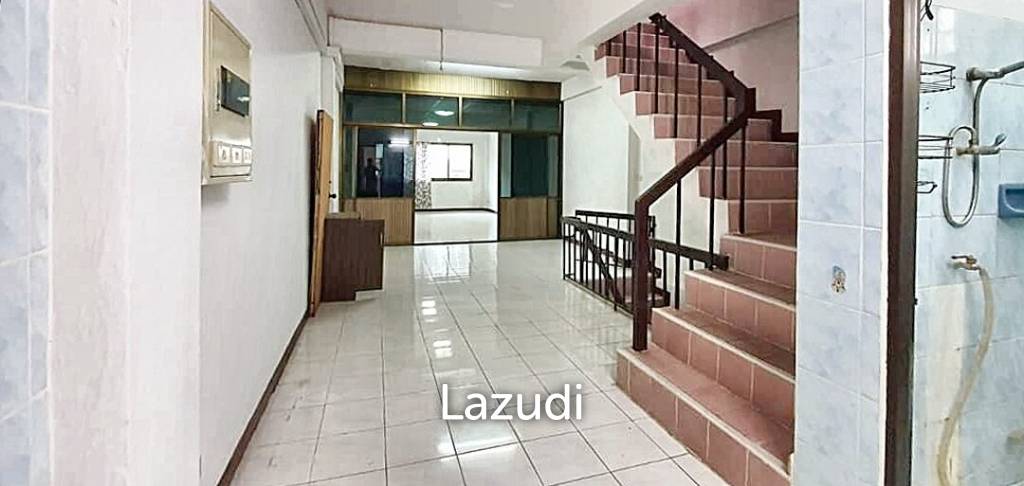 300m² Commercial property in Bang Na, Thailand No. 13771