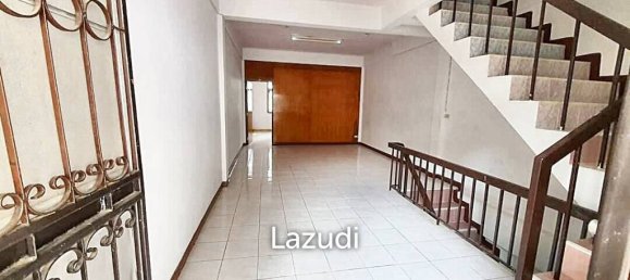 300m² Commercial property in Bang Na, Thailand No. 13771 3