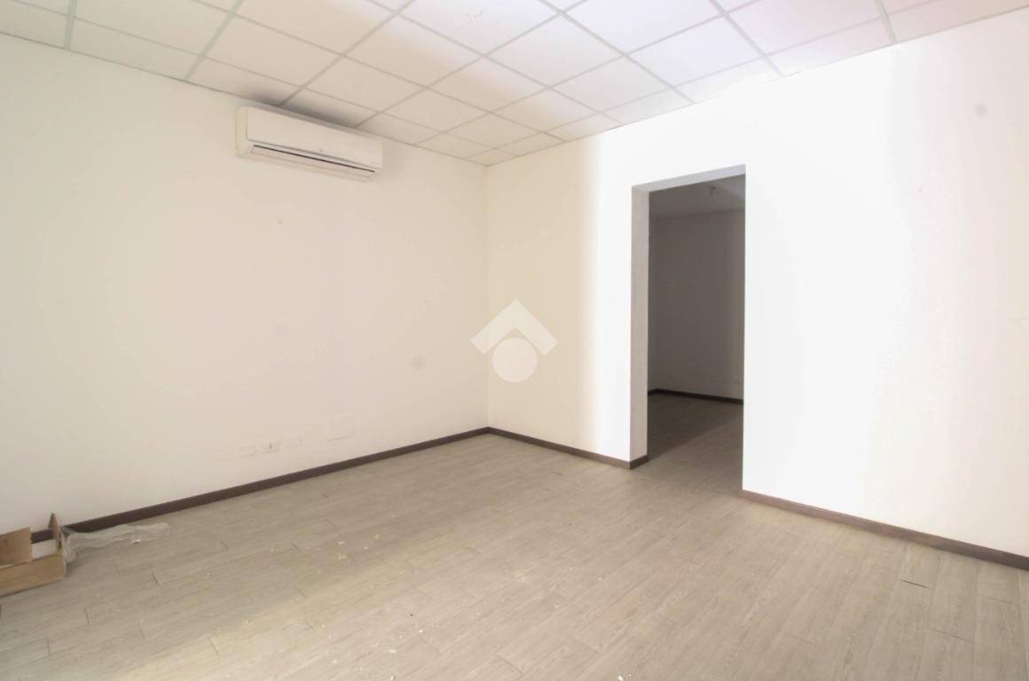 2-Zimmer Gewerbliche Immobilie in Capriolo, Italy, Nr. 141644