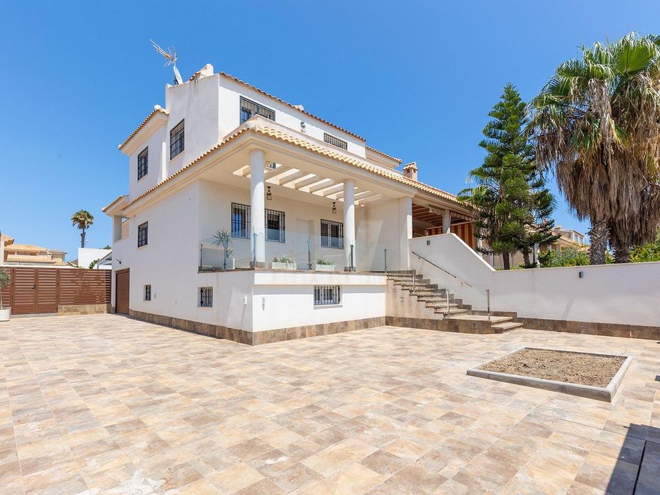 4 bedrooms Villa in Torrevieja, Spain No. 246483