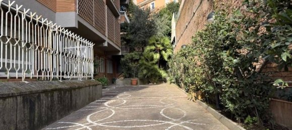 4 rooms Apartment in Rome, Italy No. 18188 2