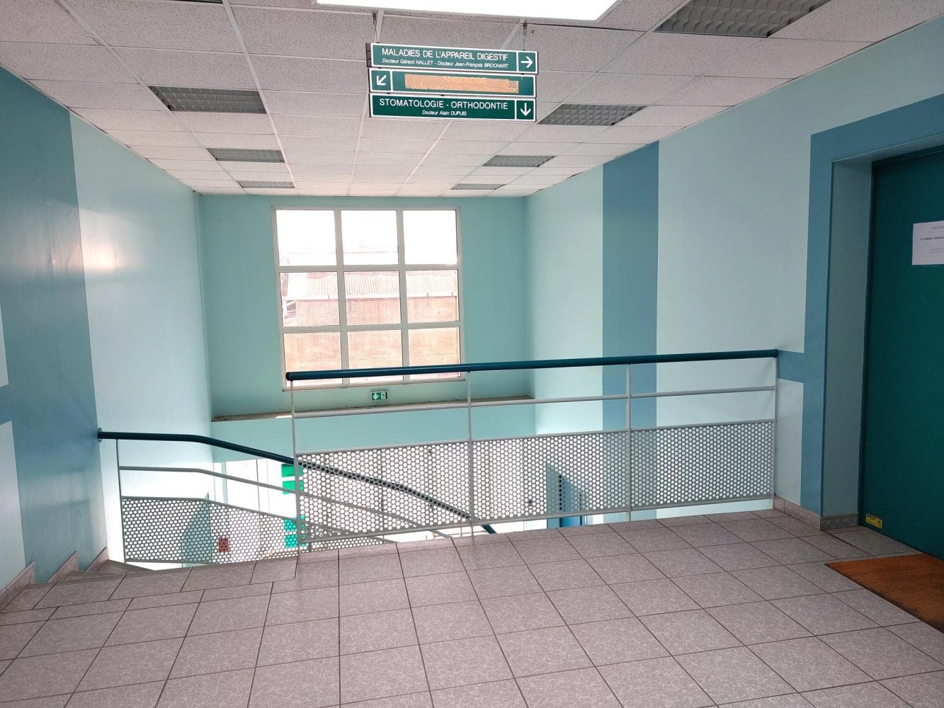 147m² Office in Laon, France No. 87645