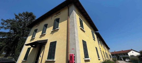 4 bedrooms Apartment in Barasso, Italy No. 281682 2