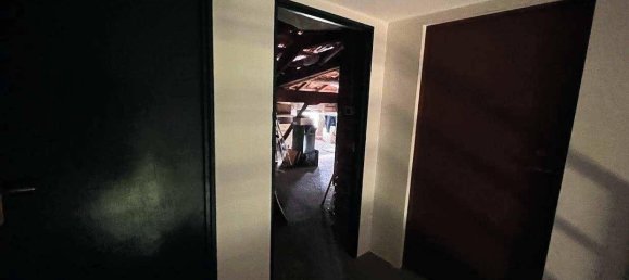 4 bedrooms Apartment in Barasso, Italy No. 281682 8