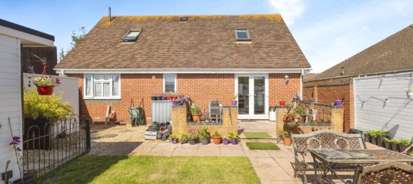 4 bedrooms House in South Hayling, United Kingdom No. 10591 2