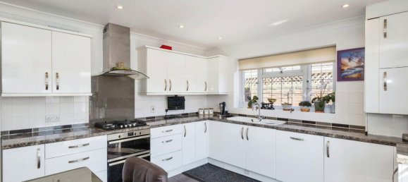 4 bedrooms House in South Hayling, United Kingdom No. 10591 10