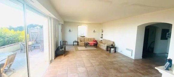 4 bedrooms Villa in Vallauris, France No. 195130 8