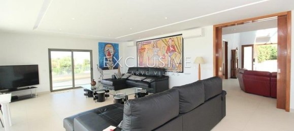 5 bedrooms Villa in Portimao, Portugal No. 7637 9