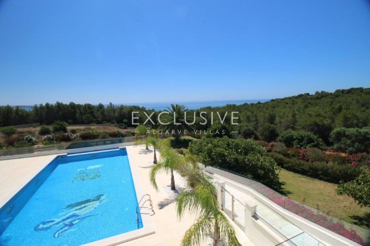 5 bedrooms Villa in Portimao, Portugal No. 7637