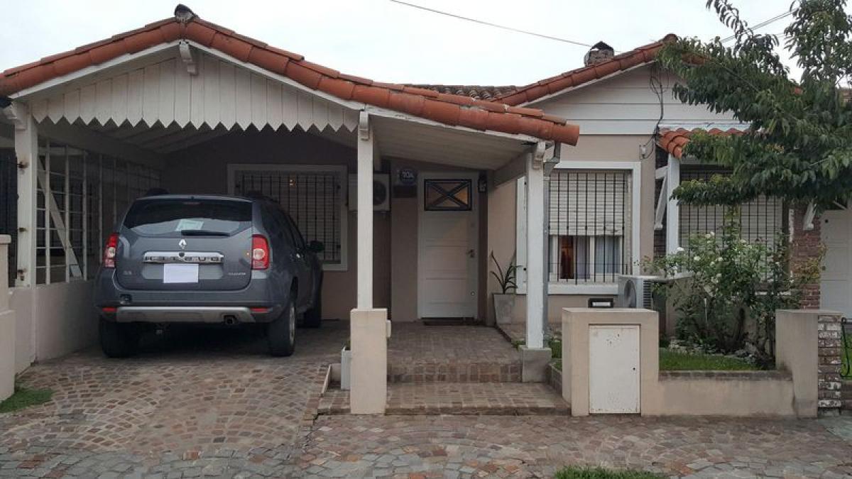 2 bedrooms House in Moron, Argentina No. 52154