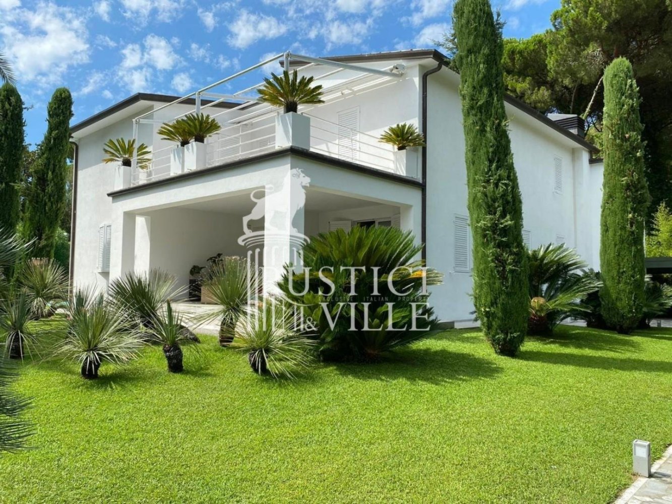 5 bedrooms Villa in Forte dei Marmi, Italy No. 104595